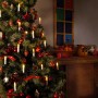 Konstsmide LED-Baumkette mit 16 warmweißen Topbirnen an einem geschmückten Weihnachtsbaum im Innenbereich.