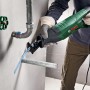 Bosch PSA 900 E Säbelsäge beim Sägen eines Metallrohrs.