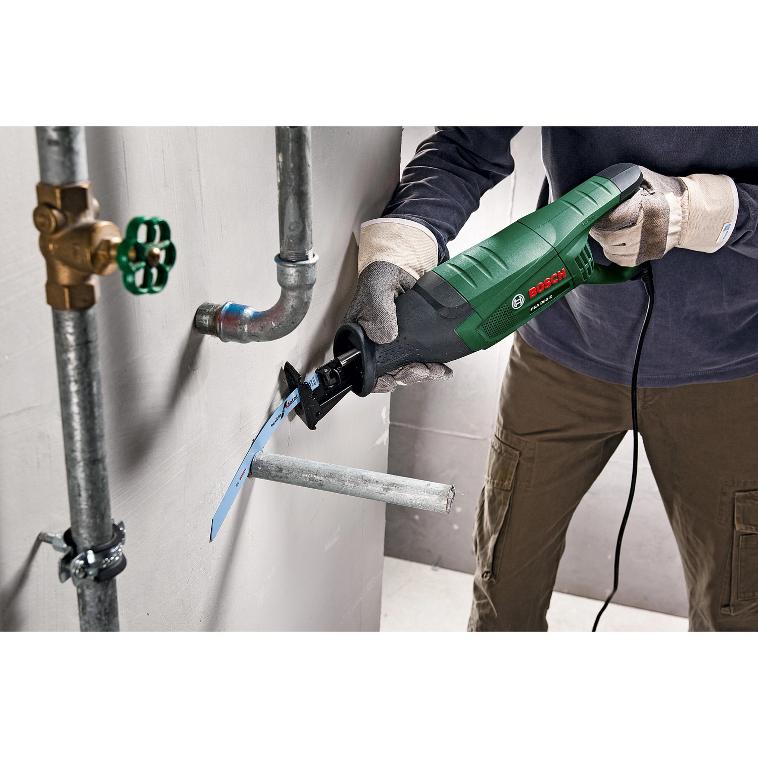 Bosch PSA 900 E Säbelsäge beim Sägen eines Metallrohrs.