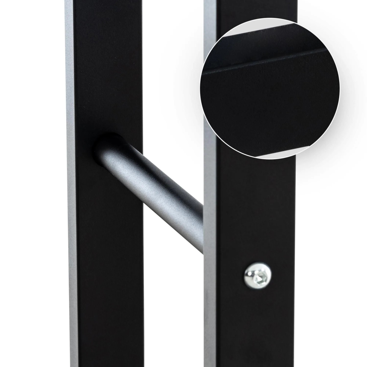 Detailaufnahme: Schwarzes DELUKE Kaminholzregal aus Metall mit Querstrebe und Schraube.