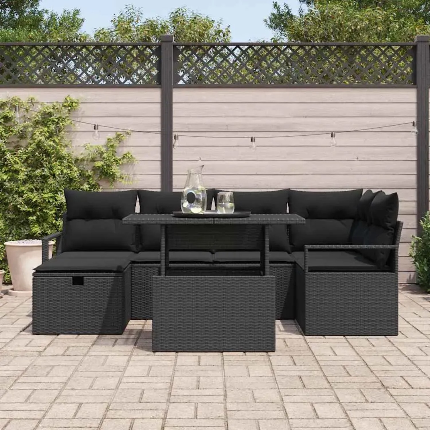 Schwarzes 7-teiliges Garten-Sofa-Set aus Poly Rattan mit Kissen von vidaXL. Gartenmöbel für entspannte Stunden.