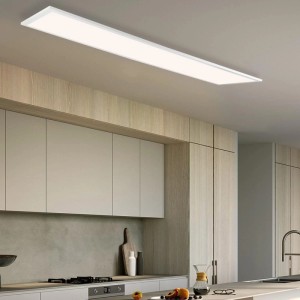 Großes, weißes ZMH LED Deckenpanel, dimmbar, leuchtet eine moderne Küche hell aus. Deckenleuchte, Lampe.