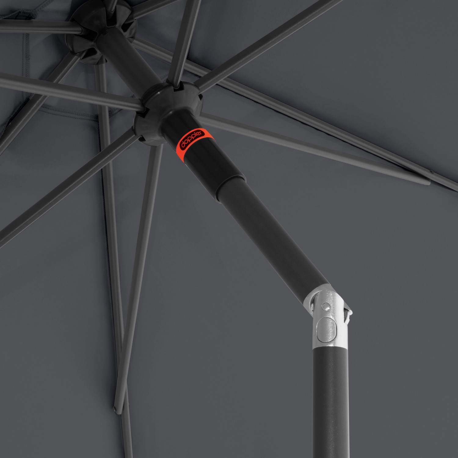Detailaufnahme: Doppler MyZone Balkonschirm in Anthrazit, Fokus auf Knickfunktion und Streben.
