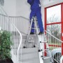 Euroline Vario-Klappleiter mit Rollen im Einsatz auf Treppe, 4x4 Sprossen.
