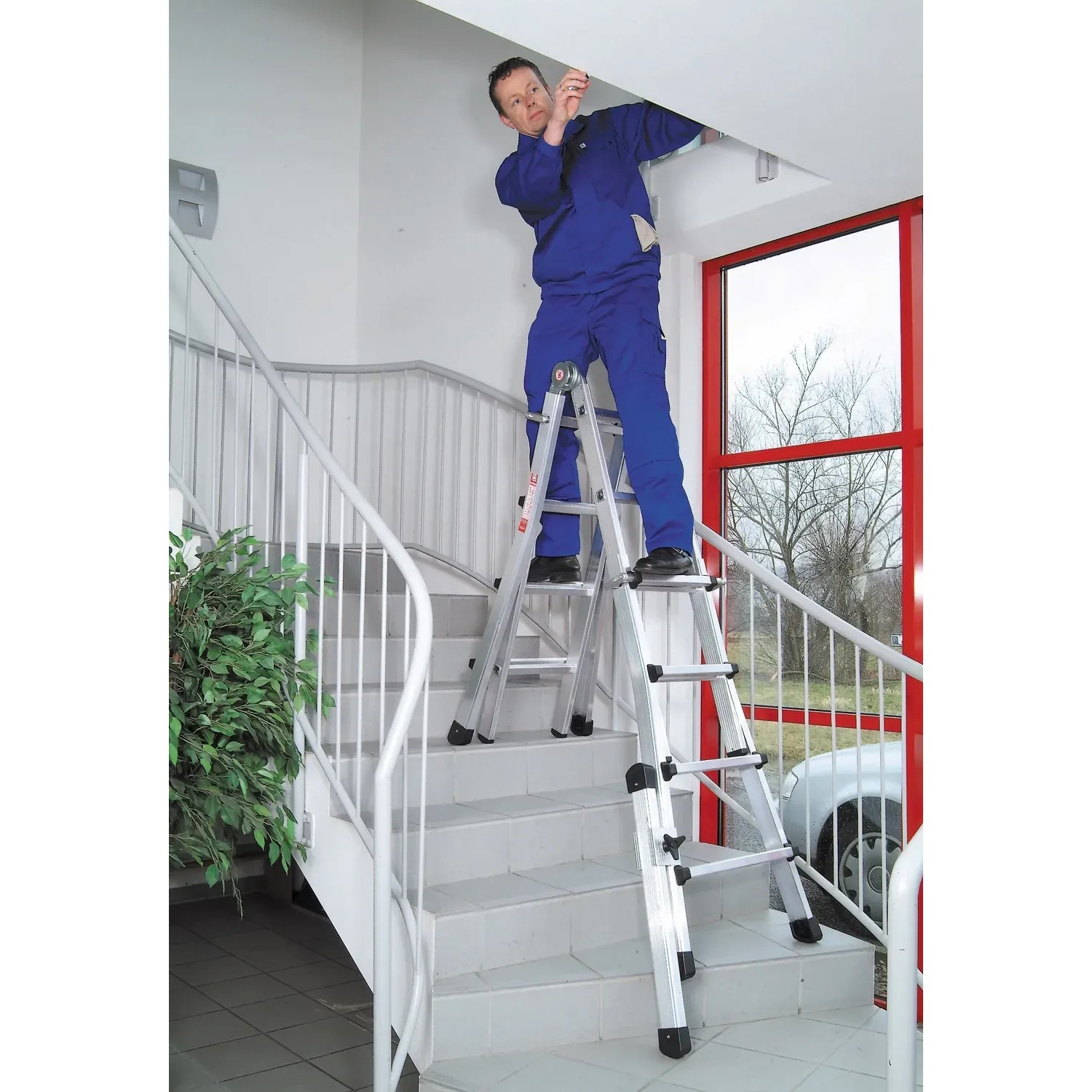 Euroline Vario-Klappleiter mit Rollen im Einsatz auf Treppe, 4x4 Sprossen.