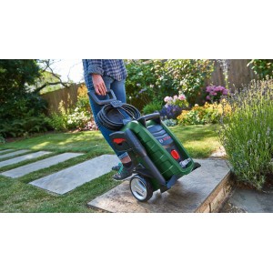Bosch UniversalAquatak 135 Hochdruckreiniger im Garten, transportiert auf Rädern.