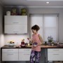 Szene mit Osram LED Unterbauleuchte Linear Mobile USB in Küche, beleuchtet Arbeitsfläche.
