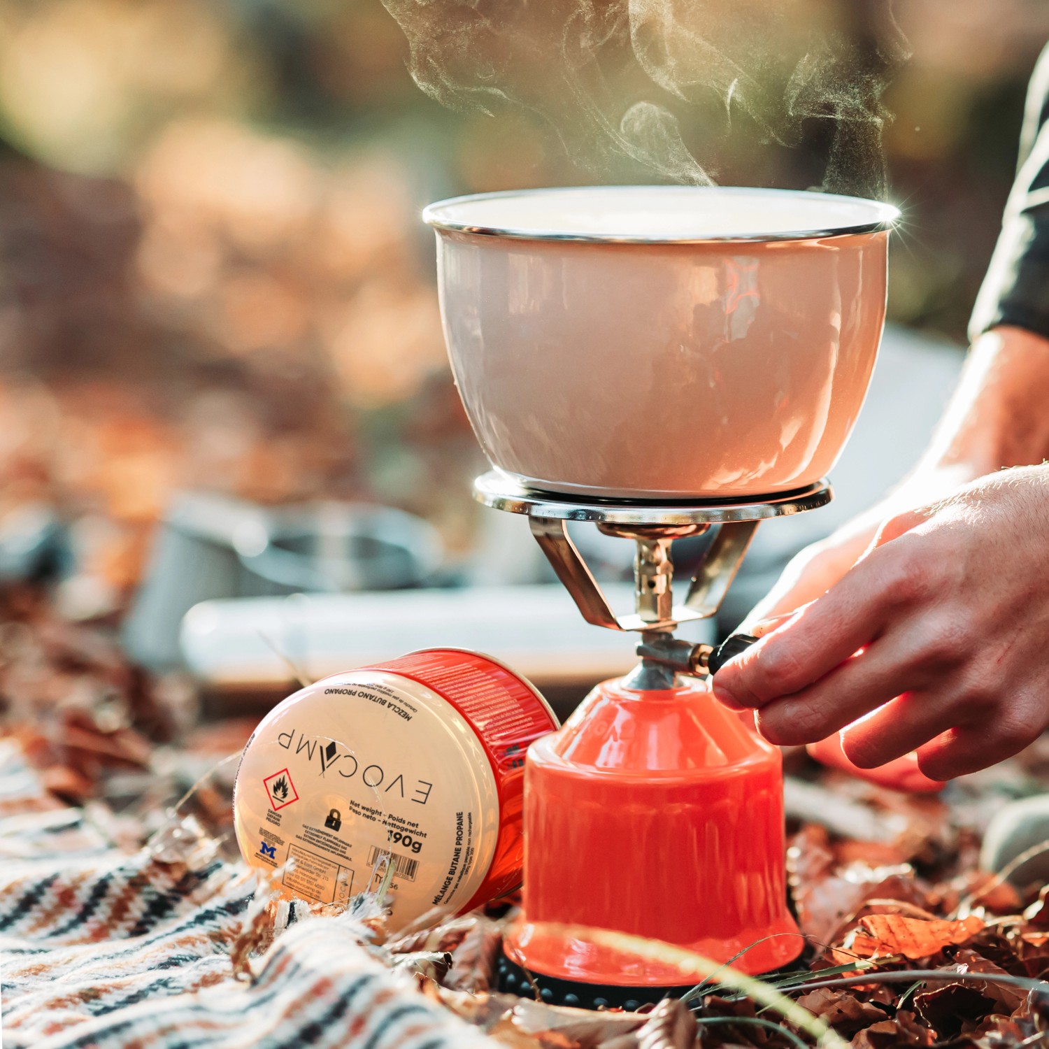 Evocamp Gaskartusche mit Gaskocher und Topf im Einsatz beim Camping.