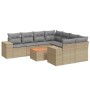 Beige 9-teilige Garten-Sofagarnitur aus Polyrattan mit hellgrauen Kissen und Akazientisch.