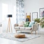 Weiße Emerio Mobile Klimaanlage 7000 BTU im Wohnraum mit Sofa und Deko.