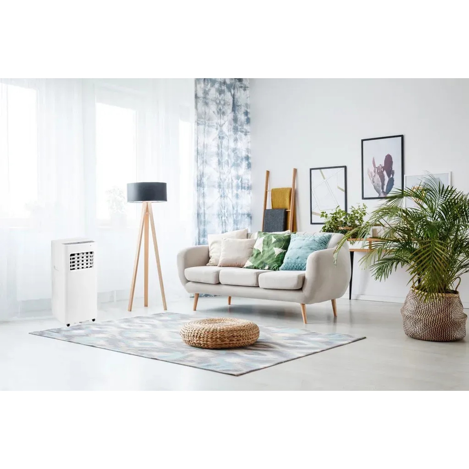 Weiße Emerio Mobile Klimaanlage 7000 BTU im Wohnraum mit Sofa und Deko.