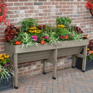 VegTrug Wallhugger Hochbeet, Greywash, 183 cm breit, bepflanzt mit bunten Blumen vor einer Ziegelwand.