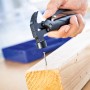LUX Multi-Tool Hammer Messer beim Einschlagen eines Nagels in Holz.