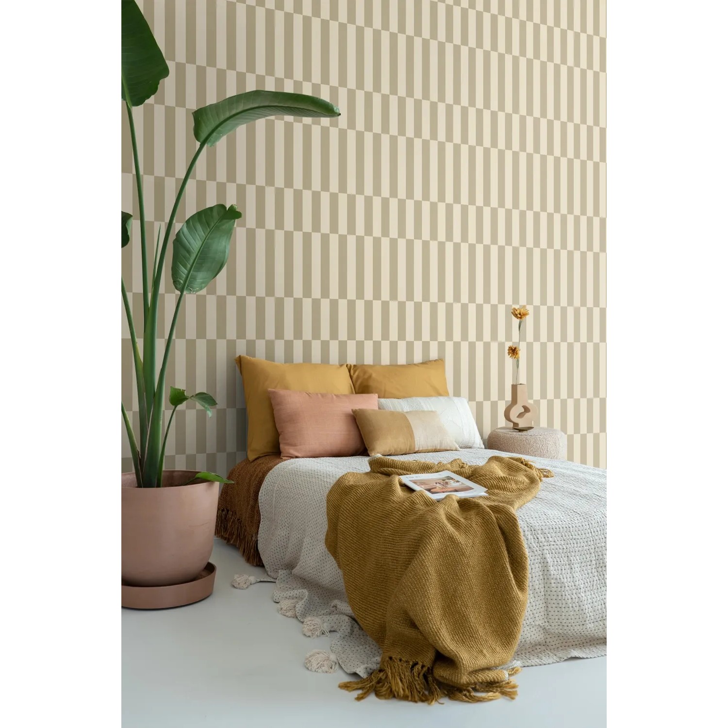 ESTAhome Vliestapete mit beigebraunen Streifen im modernen Design für Schlafzimmer.