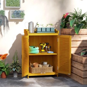Gelber Outsunny Gartenschrank aus Tannenholz mit Regalen und Lamellentüren zur Gartenordnung.