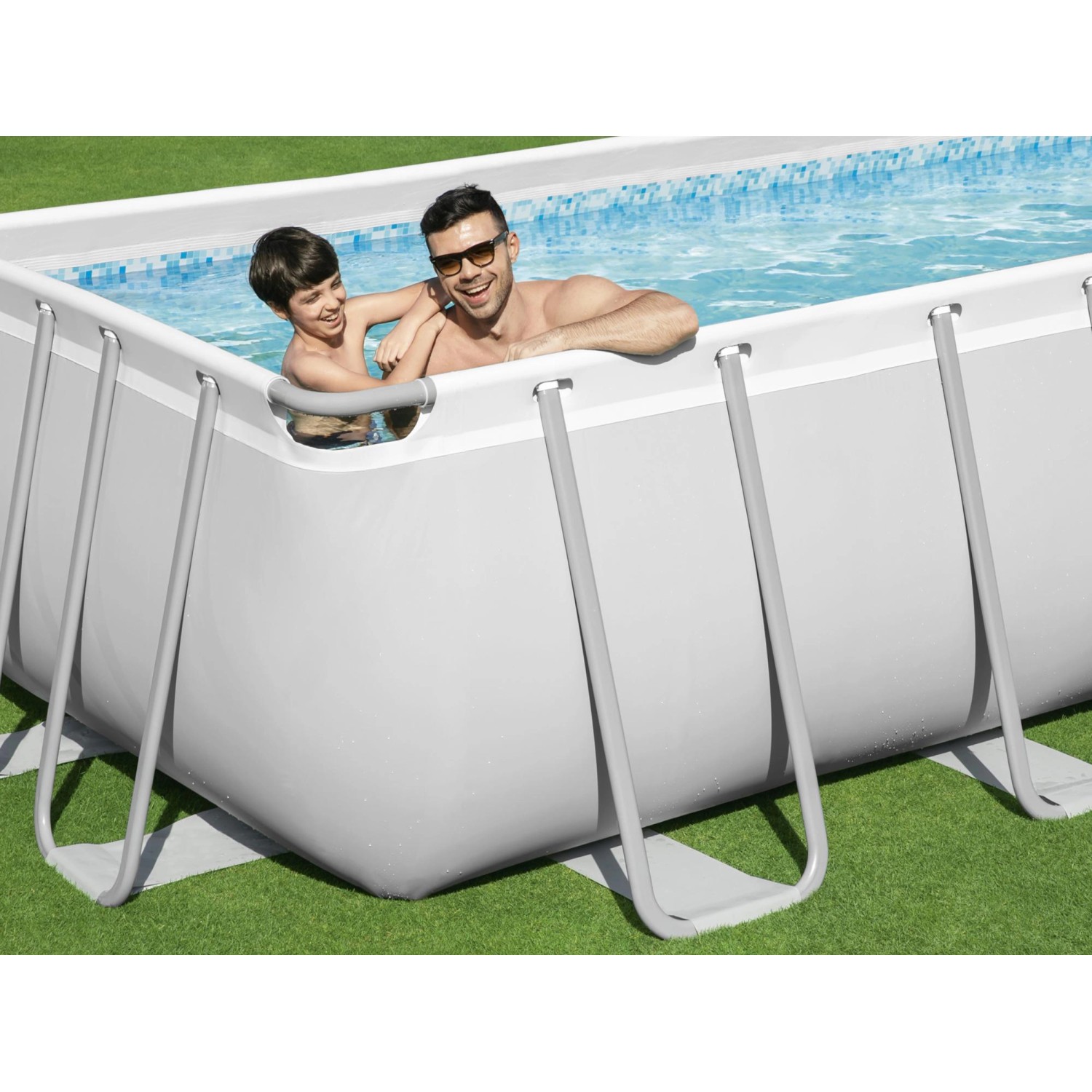 Rechteckiger Bestway Stahlrahmenpool mit zwei Personen im Wasser.