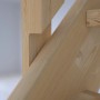 Detailaufnahme einer StarWood Korfu Fichte Treppe, gewendelt, mit Holzstruktur.