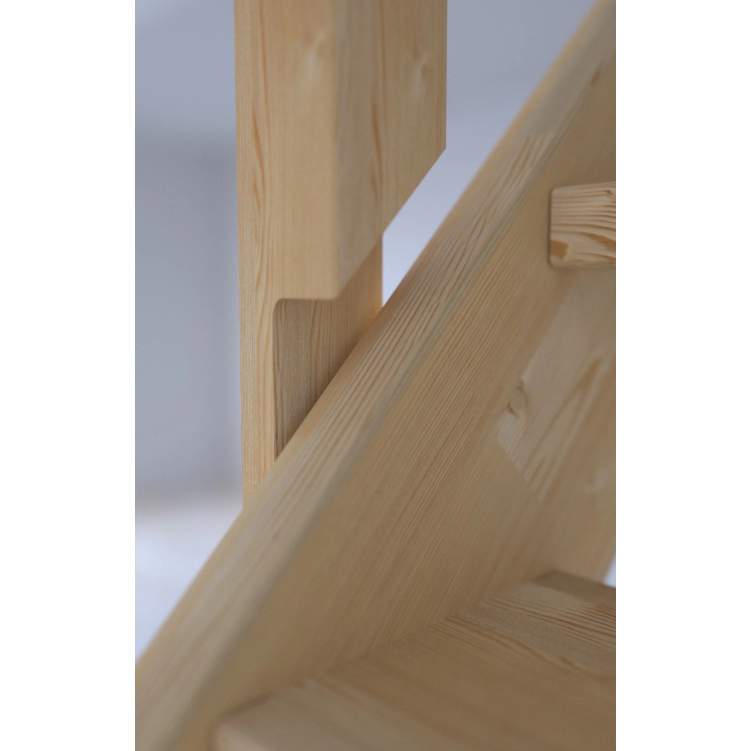 Detailaufnahme einer StarWood Korfu Fichte Treppe, gewendelt, mit Holzstruktur.