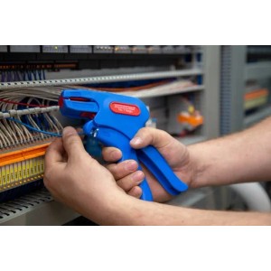 WEICON Abisolierzange No. 7 in Blau/Rot bei der Kabelbearbeitung.