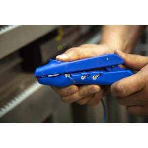 WEICON Duo-Crimp Zange No.300 in Blau/Rot beim Abisolieren eines Kabels.