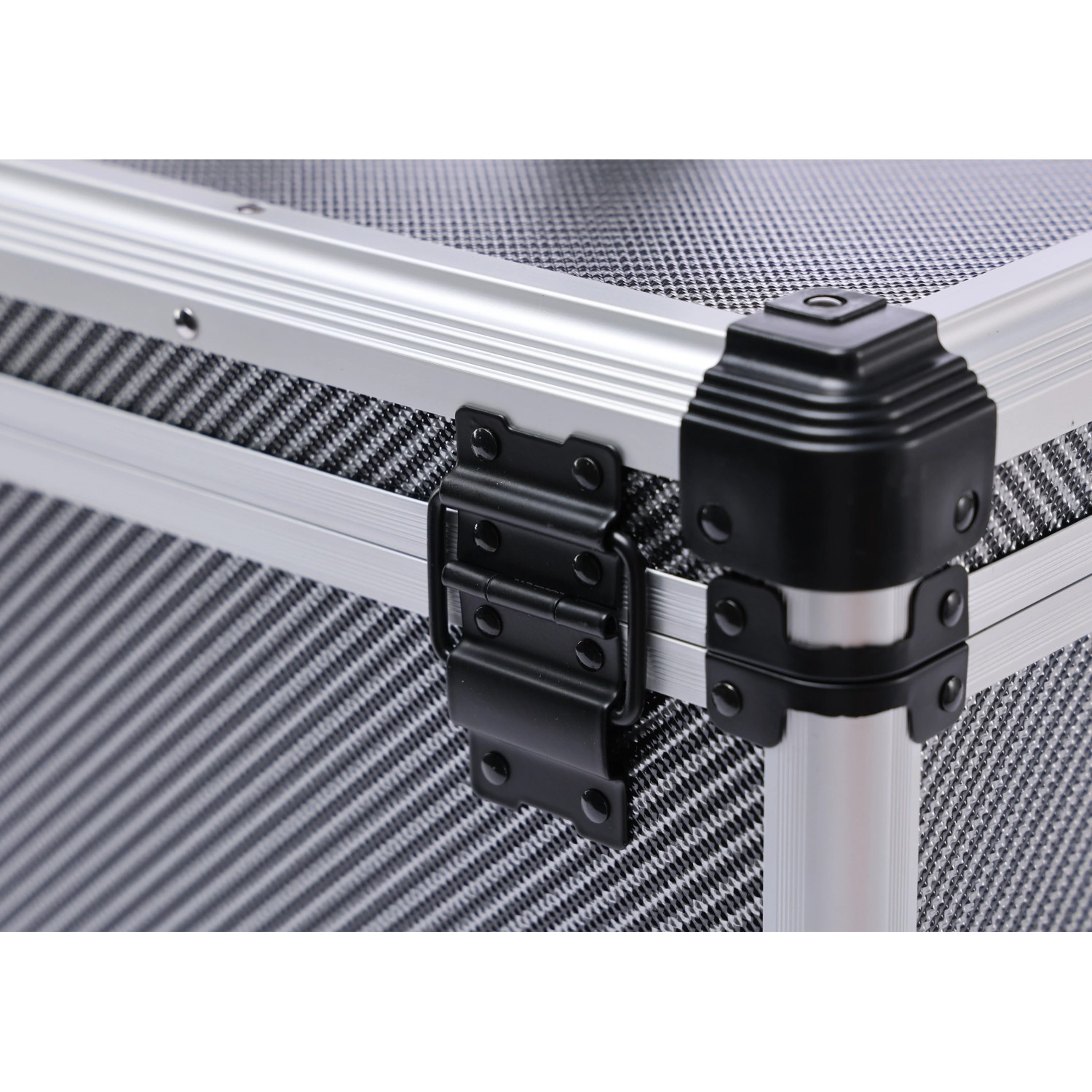 Detailaufnahme: LUX Aluminium Werkzeugkoffer mit schwarzem Verschluss und silbernen Kanten.