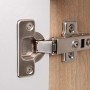 Detailaufnahme eines Scharniers an einem weißen Küchenschrank aus dem Respekta Küchenmöbel-Set.