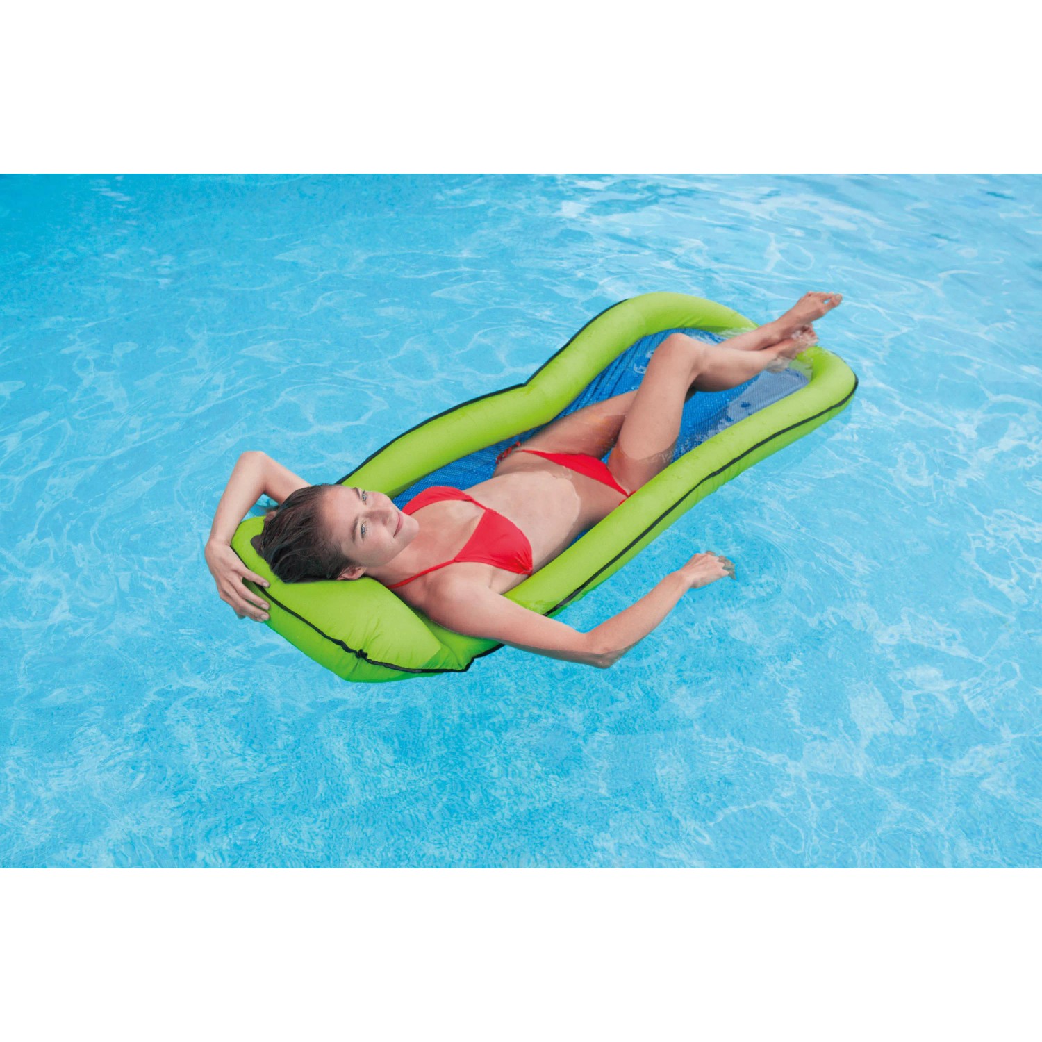 Grüne Intex Wasserhängematte (178x94cm) im Pool, Frau entspannt darauf. Ideal für Sommer und Wasserspaß.