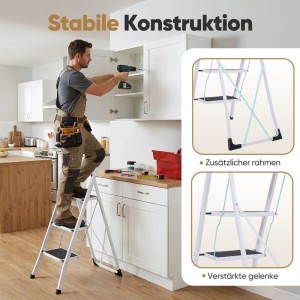 Mann auf weißer Sekey Klappleiter (3 Stufen) in Küche, bohrt in Schrank. Stabile Konstruktion, verstärkte Gelenke.