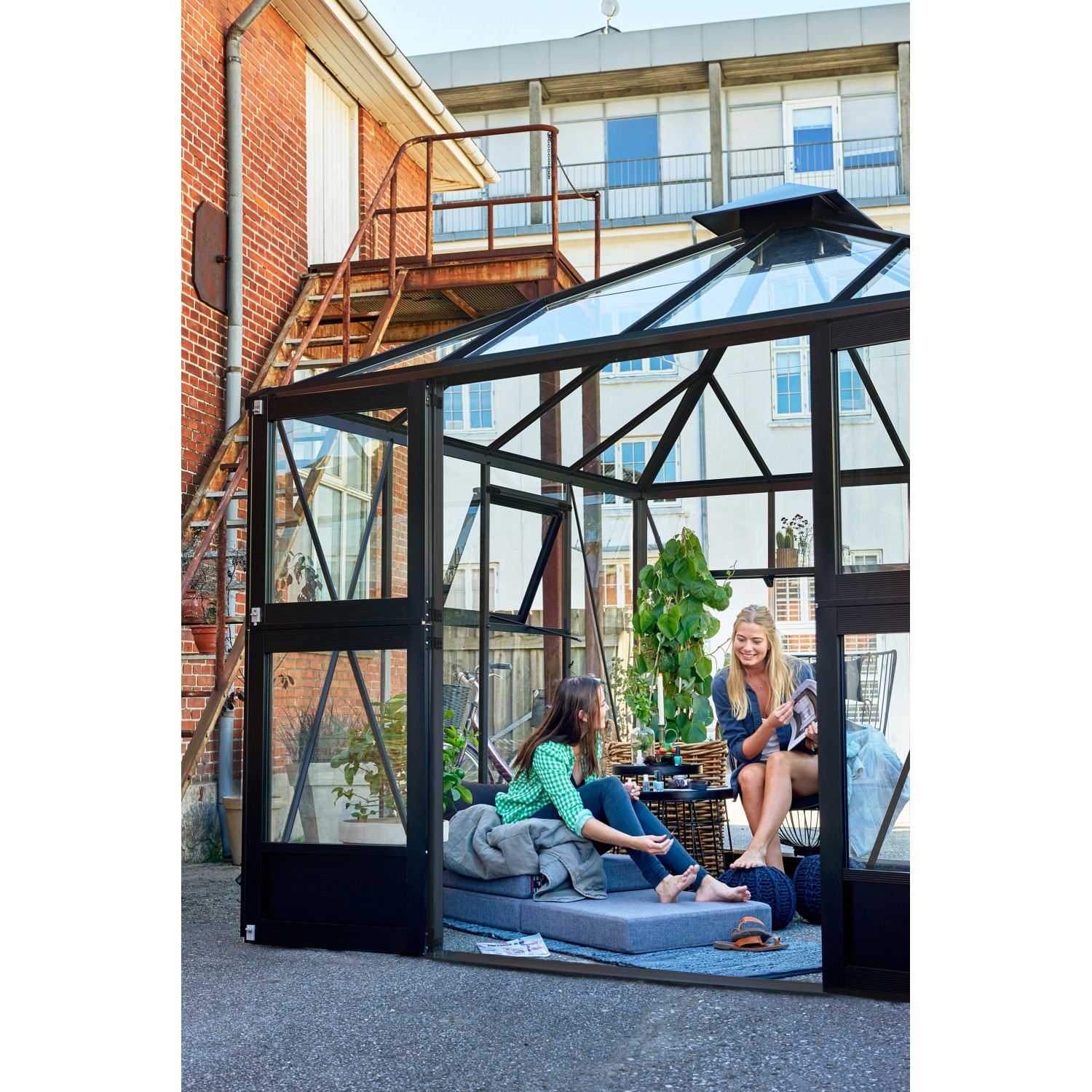 Juliana Gewächshaus Oase 8 Anthrazit mit zwei Frauen im Inneren.