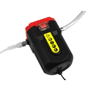 APA Ölabsaugpumpe 12V: Schwarze Pumpe mit rotem Schalter und transparenten Schläuchen.