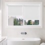Weißes Seitenzugrollo zur Verdunkelung, blickdicht und ohne Bohren montierbar. Ideal als Fenstervorhang.