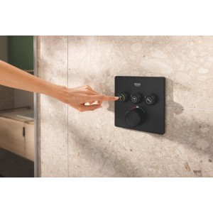 Hand bedient Grohe Grohtherm Smart Control UP-Thermostat eckig, schwarz matt, mit 3 Ventilen an Fliesenwand.