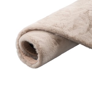 Beiger, runder Pergamon Luxus Fellteppich (160x160cm), super soft und flauschig gerollt.