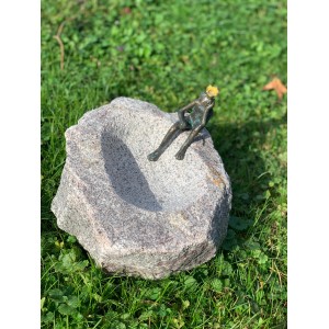 Vogeltränke aus Stein mit Bronze Froschkönig Figur, Gartendeko.
