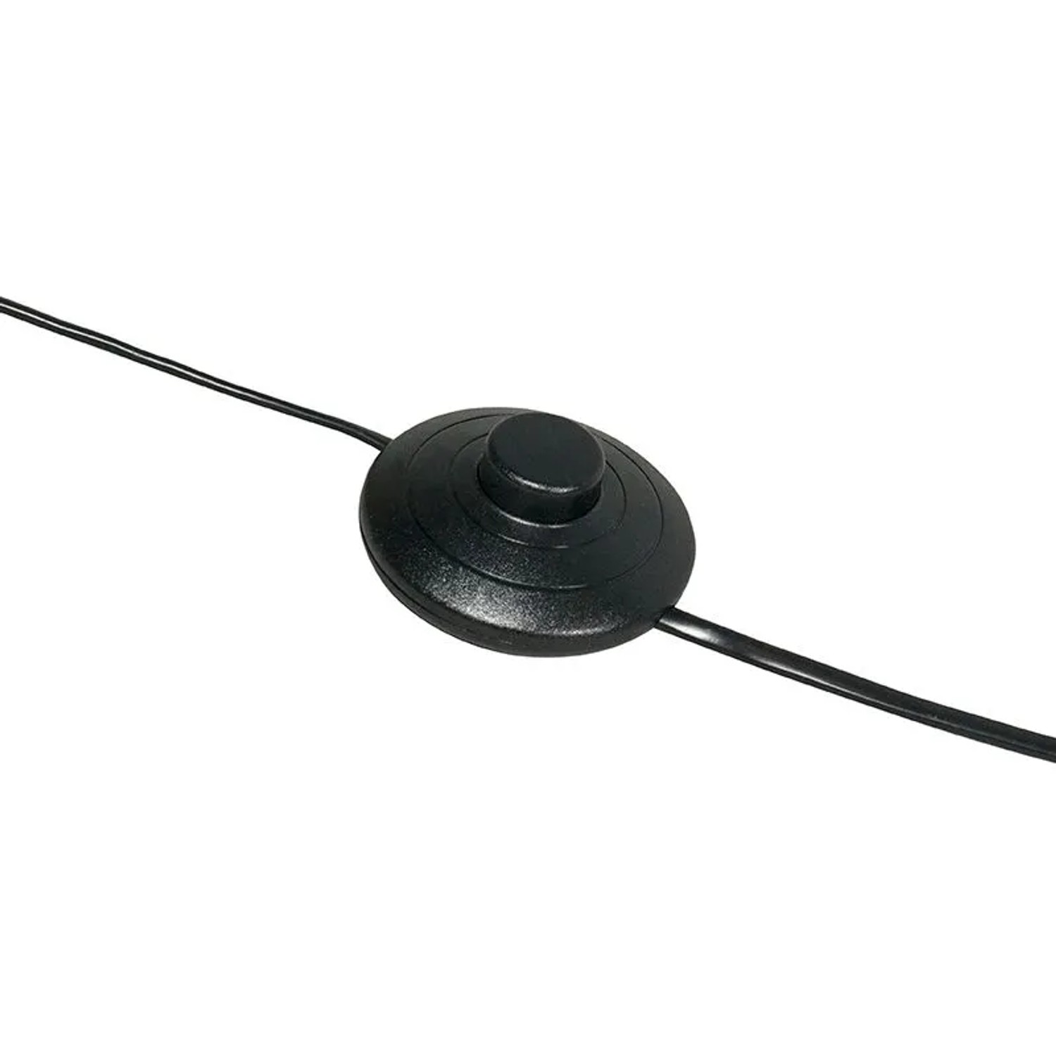 Detailaufnahme des Fußschalters der schwarzen QAZQA Bogenlampe Vinossa.