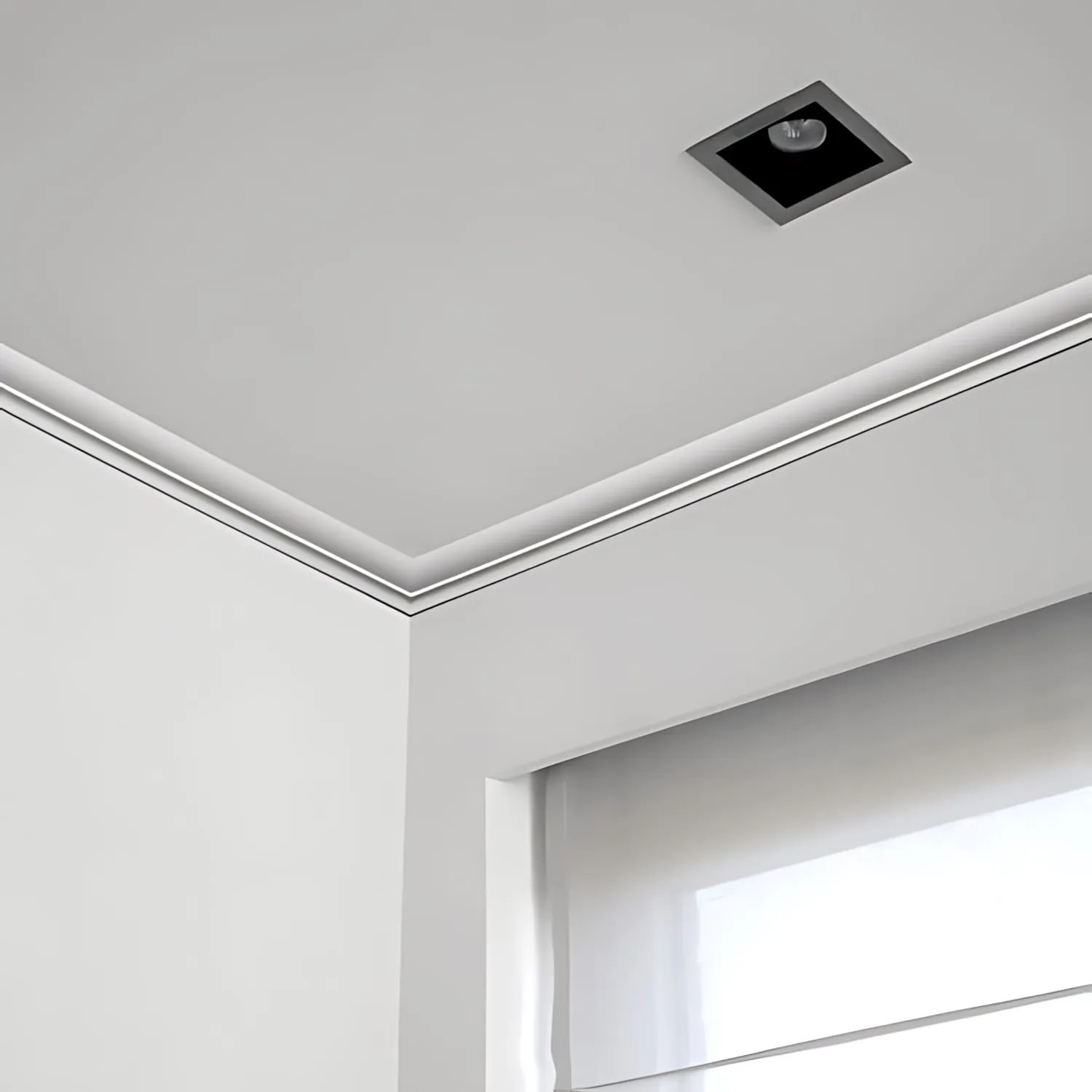Weiße ORAC DECOR Zierleiste CB501N als Stuck-Eckprofil an Decke und Wand.