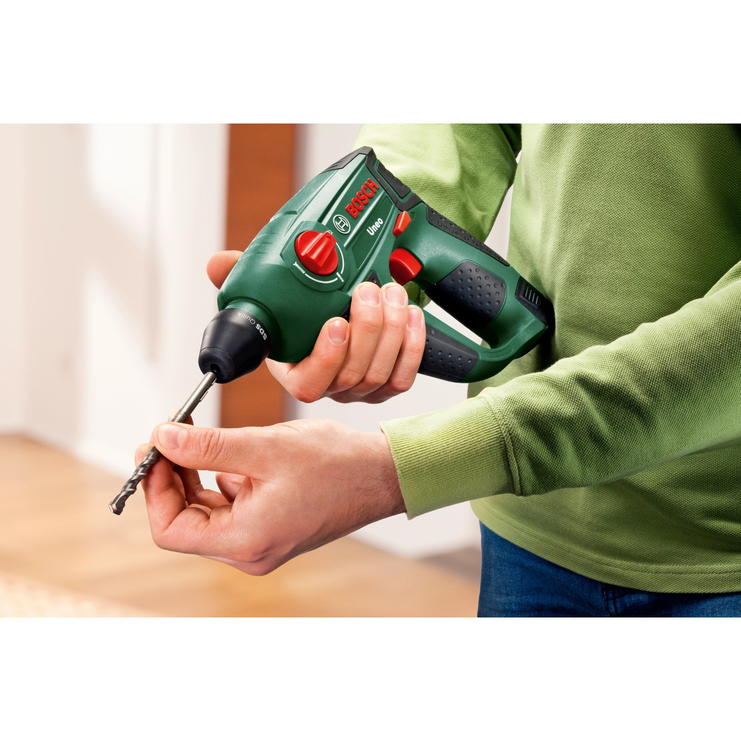 Bosch Uneo 10,8 LI Bohrhammer in Verwendung, Bohren in Beton und Stein.