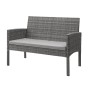 Graues Polyrattan 2er Sofa mit hellgrauem Kissen, Teil der Svita Brooklyn XL Gartenmöbel Essgruppe.
