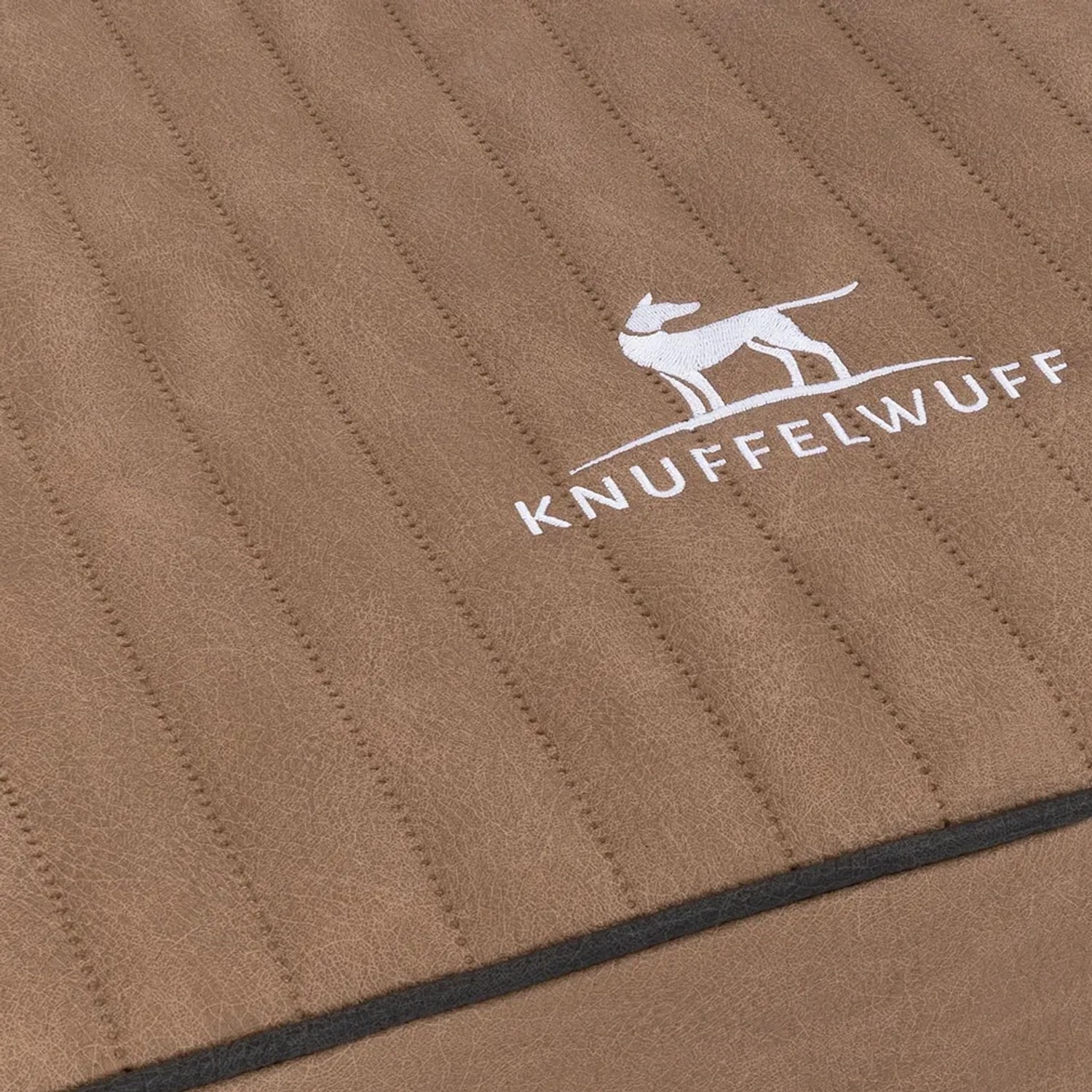 Detailaufnahme: Knuffelwuff Hundematte Palomino XXXL in Camel, gesteppt, mit Logo.