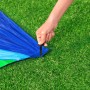 Detailaufnahme: Bestway Wasserrutsche wird mit Hering im Rasen fixiert.