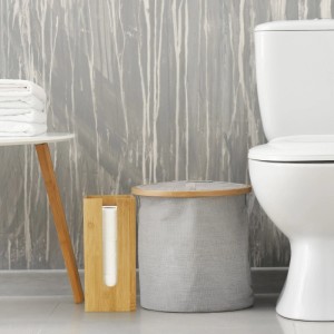 Freistehender Toilettenpapierhalter aus natürlichem Bambus für 3 Rollen. Badaccessoire in Naturfarbe neben WC.