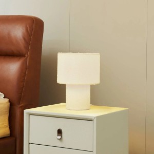 Weiße Lindby Jone Textil-Tischlampe, modern, leuchtend auf Nachttisch. Design-Tischleuchte E27 für Wohnzimmer.