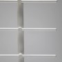 Detailansicht des weißen Dieda Geländersets aus Aluminium mit waagerechten Rundstäben.