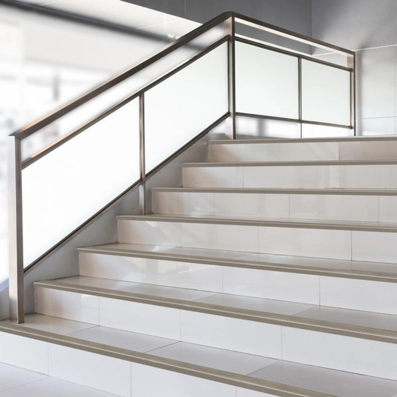 Treppe mit KARAT Stufenkantenprofil Safety in Bronze Dunkel. Treppenkantenprofil in F-Form.