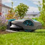 Gardena smart Sileno life 750 Mähroboter auf Rasen vor Blumenbeet und Haus.