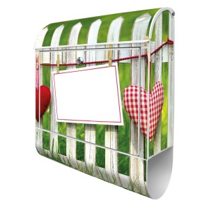 Weißer Banjado Design Briefkasten mit Gartenzaun Motiv, Herz-Deko und Zeitungsfach.