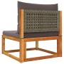 Gartenmöbel: Akazienholz Sofa mit grauem Kissen und Rattan-Rückenlehne.