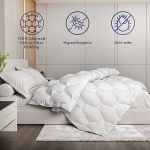 The White Stone 4-Jahreszeiten-Bettdecke 200x220 cm auf einem Bett.