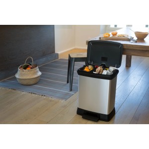 Curver Decobin Duo Mülleimer, 30 l, Silber metallic mit Fußpedal und zwei Inneneimern.