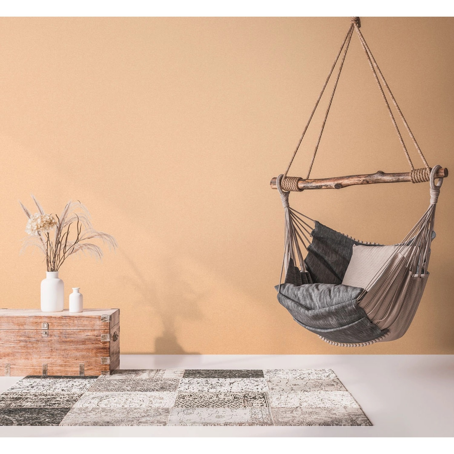 Wohnszene mit orangefarbener AS-Creation Vliestapete Uni Struktur und Hängeelement.